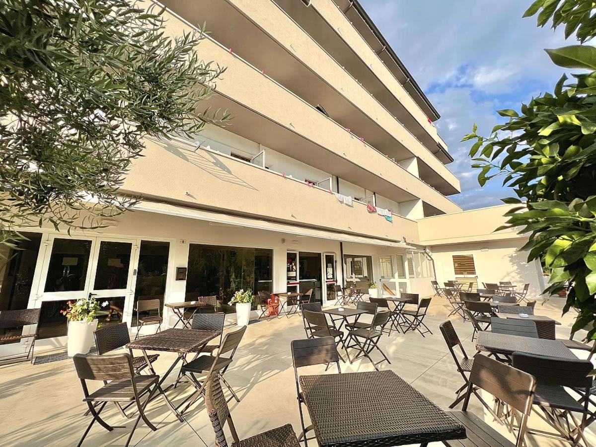 Hotel Old River Lignano Sabbiadoro Exterior photo