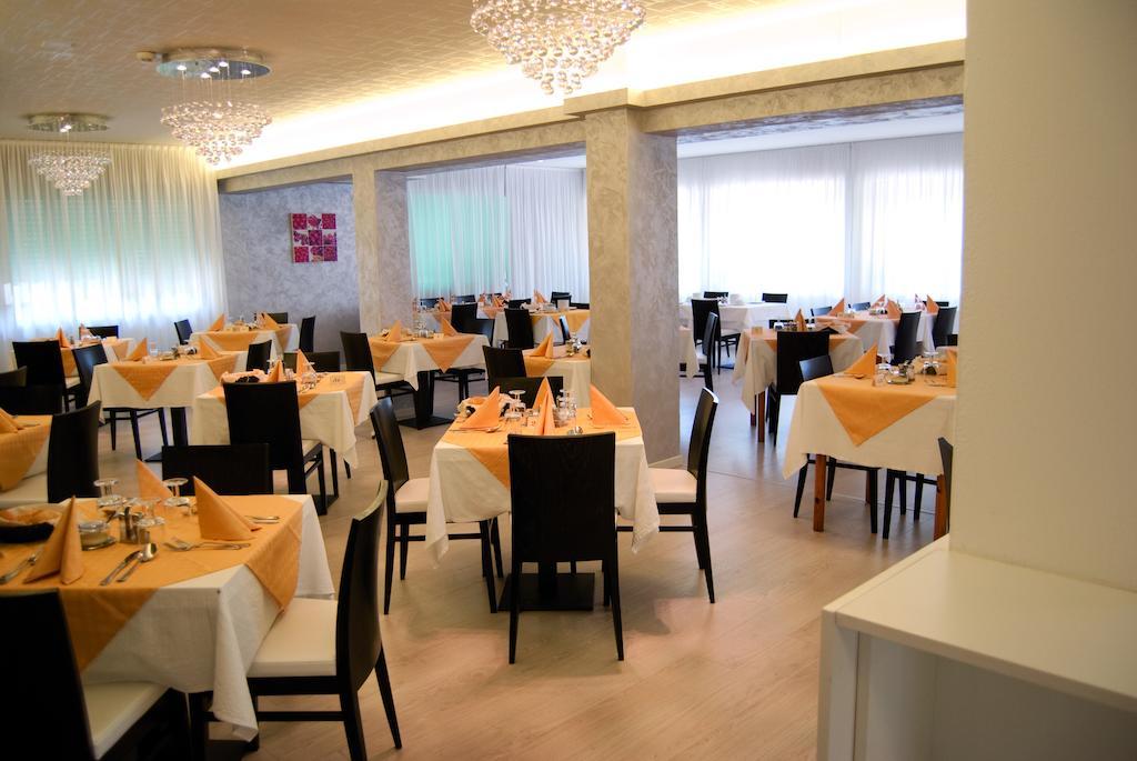 Hotel Old River Lignano Sabbiadoro Exterior photo