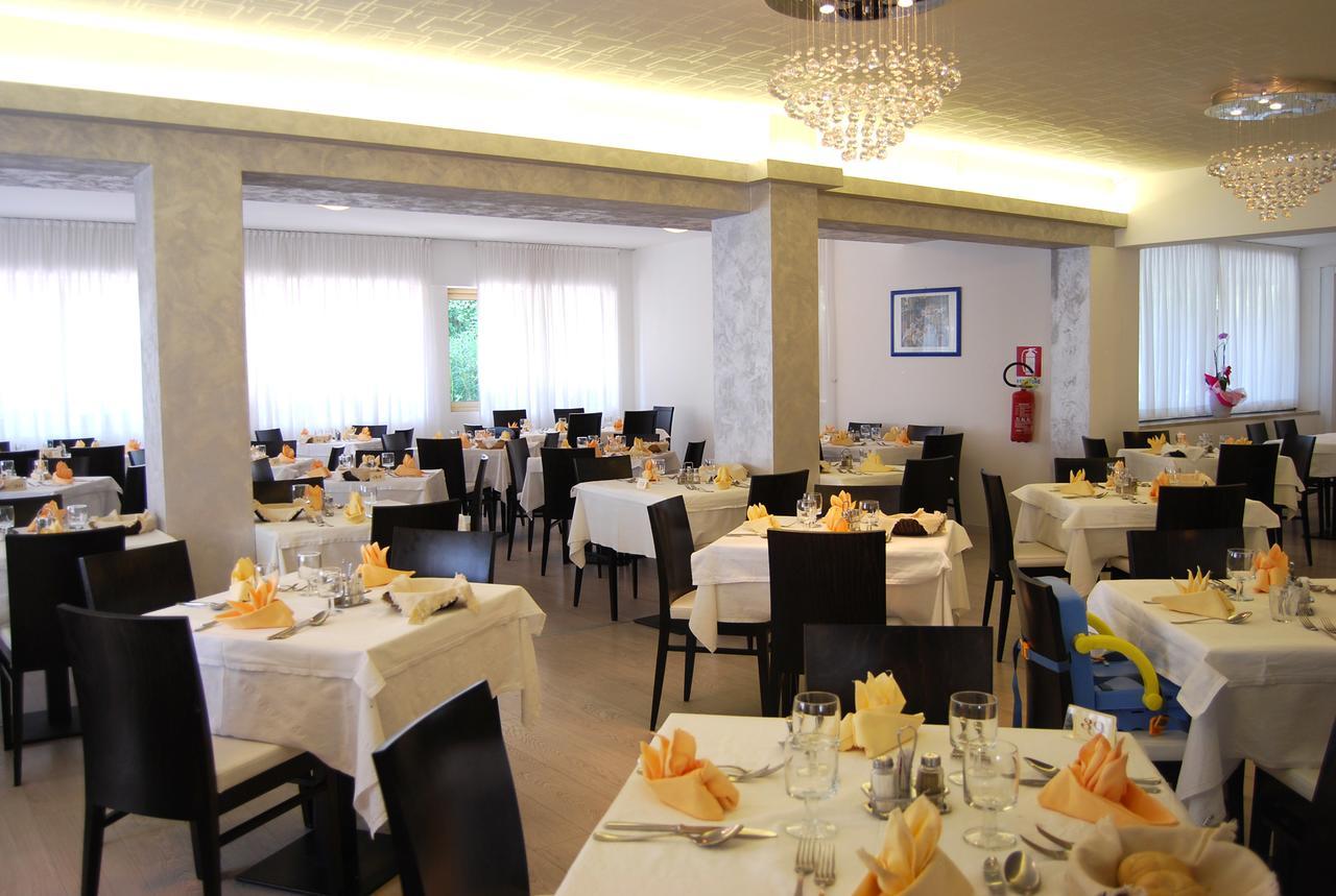 Hotel Old River Lignano Sabbiadoro Exterior photo